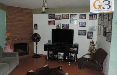 Imagem: A casa e possui 3 Dormitórios, Suítes, 2 Banheiros, 2 Vagas