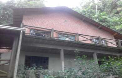 Imagem: A casa possui 4 Dormitórios, 3 Banheiros, 2 Vagas na garagem