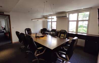 Imagem: O depósito possui 5 Vagas na garagem, 277m² de Área e está