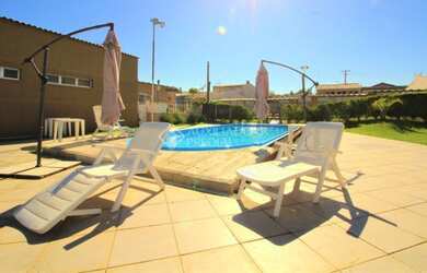 Imagem: A casa possui 3 Dormitórios, 2 Banheiros, 2 Vagas na garagem