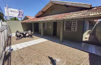 Imagem: A casa possui 3 Dormitórios, 2 Banheiros, 1 Vaga na garagem