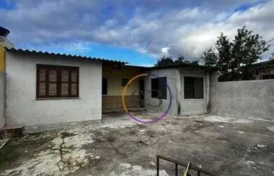 Imagem: A casa possui 2 Dormitórios, 1 Banheiro, 1 Vaga na garagem