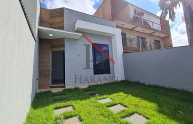 Imagem: A casa possui 3 Dormitórios, 2 Banheiros, 1 Vaga na garagem