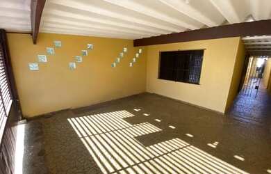 Imagem: A casa possui 4 Dormitórios, 2 Banheiros, 2 Vagas na garagem