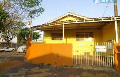 Imagem: A casa possui 3 Dormitórios, 2 Banheiros, 1 Vaga na garagem