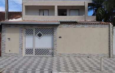 Imagem: A casa possui 3 Dormitórios, 2 Banheiros, 3 Vagas na garagem