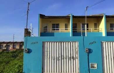 Imagem: A casa possui 2 Dormitórios, 2 Vagas na garagem e 80m² de