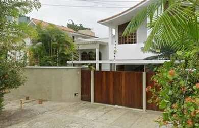 Imagem: A casa possui 3 Dormitórios, 2 Banheiros, 3 Vagas na garagem