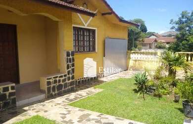 Imagem: A casa possui 3 Dormitórios, 2 Banheiros, 2 Vagas na garagem