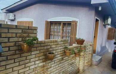 Imagem: A casa possui 3 Dormitórios, 3 Banheiros, 5 Vagas na garagem