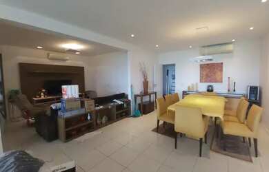 Imagem: O apartamento possui 4 Dormitórios, 1 Banheiro, 4 Vagas na