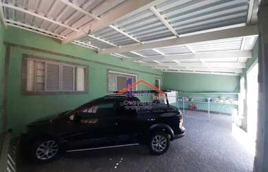 Imagem: A casa possui 3 Dormitórios, 2 Banheiros, 1 Vaga na garagem