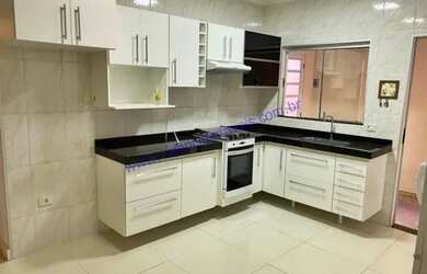 Imagem: A casa possui 3 Dormitórios, 2 Banheiros, 2 Vagas na garagem