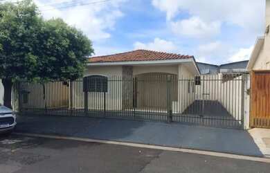 Imagem: A casa possui 3 Dormitórios, 2 Banheiros e 130m² de Área