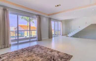 Imagem: A casa possui 3 Dormitórios, 4 Banheiros, 2 Vagas na garagem