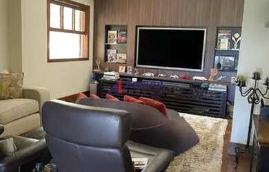 Imagem: A casa possui 4 Dormitórios, 4 Banheiros, 4 Vagas na garagem