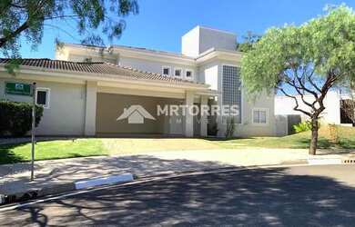 Imagem: A casa em condomínio possui 4 Dormitórios, 5 Banheiros, 2