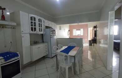 Imagem: A casa possui 2 Dormitórios, 2 Banheiros, 2 Vagas na garagem