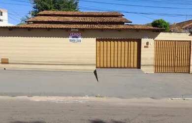 Imagem: A casa possui 3 Dormitórios, 2 Banheiros, 4 Vagas na garagem