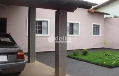 Imagem: A casa possui 3 Dormitórios, 2 Banheiros, 1 Vaga na garagem