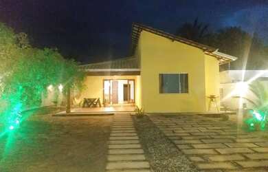 Imagem: A casa possui 3 Dormitórios e 3 Vagas na garagem e está localizado