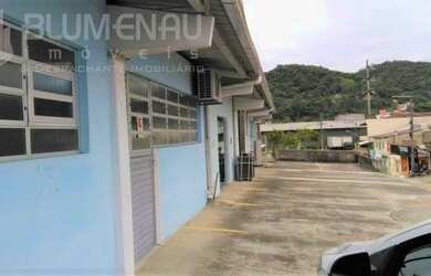 Imagem: O depósito possui 1 Vaga na garagem, 32m² de Área e está