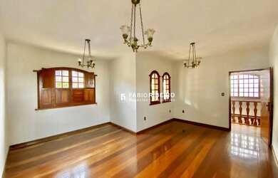 Imagem: A casa possui 4 Dormitórios, 3 Banheiros, 4 Vagas na garagem