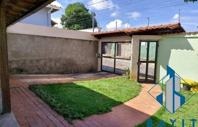 Imagem: A casa possui 3 Dormitórios, 2 Banheiros, 2 Vagas na garagem