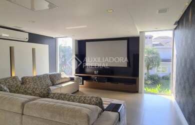 Imagem: A casa possui 3 Dormitórios, 3 Banheiros, 4 Vagas na garagem