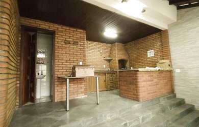 Imagem: A casa possui 3 Dormitórios, 2 Banheiros, 2 Vagas na garagem