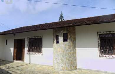 Imagem: A casa possui 5 Dormitórios, 3 Banheiros, 3 Vagas na garagem