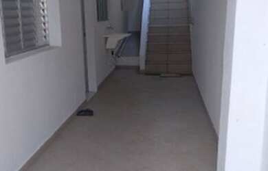 Imagem: A casa possui 1 Dormitório e 1 Banheiro e está localizado