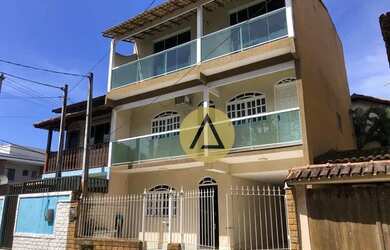 Imagem: A casa possui 4 Dormitórios, 1 Banheiro, 2 Vagas na garagem