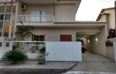 Imagem: A casa em condomínio possui 3 Dormitórios, 1 Banheiro, 2 Vagas