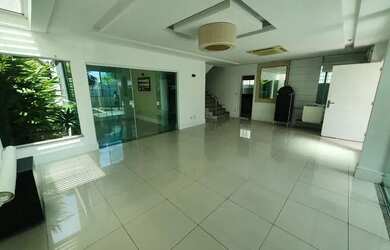 Imagem: A casa em condomínio possui 5 Dormitórios, 5 Banheiros, 2