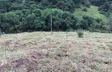 Imagem: O terreno possui 500m² de Área e está localizado em Aruja