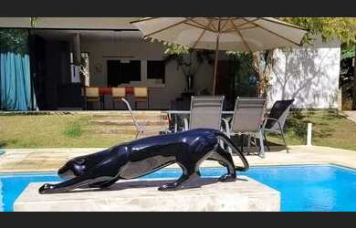 Imagem: A casa possui 3 Dormitórios, 4 Banheiros, 5 Vagas na garagem