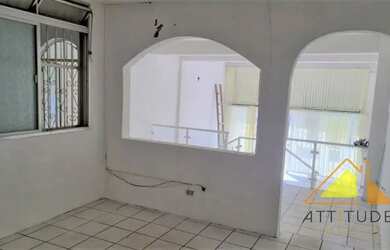 Imagem: A casa possui 2 Dormitórios, 1 Banheiro, 2 Vagas na garagem