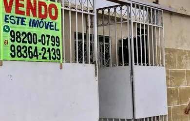 Imagem: A casa possui 3 Dormitórios, 1 Banheiro, 3 Vagas na garagem