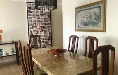 Imagem: A casa possui 3 Dormitórios, 1 Banheiro, 1 Vaga na garagem