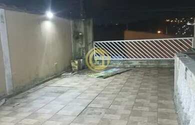 Imagem: A casa possui 3 Dormitórios, 1 Banheiro, 2 Vagas na garagem