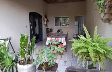 Imagem: A casa possui 3 Dormitórios, 1 Banheiro, 2 Vagas na garagem