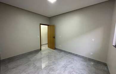 Imagem: A casa possui 4 Dormitórios, 4 Banheiros, 4 Vagas na garagem