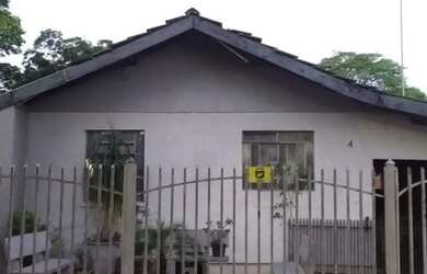 Imagem: A casa possui 2 Dormitórios, 1 Banheiro, 2 Vagas na garagem