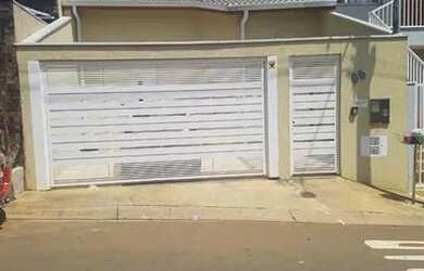 Imagem: A casa possui 3 Dormitórios, 2 Banheiros, 2 Vagas na garagem