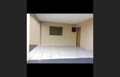 Imagem: A casa possui 2 Dormitórios, 1 Banheiro, 2 Vagas na garagem