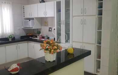 Imagem: A casa possui 3 Dormitórios, 2 Banheiros, 5 Vagas na garagem