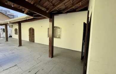 Imagem: A casa possui 3 Dormitórios, 3 Banheiros, 3 Vagas na garagem