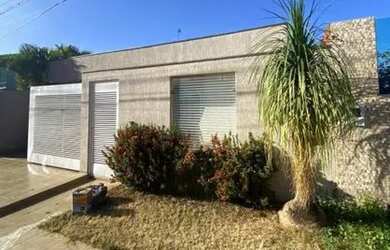 Imagem: A casa possui 2 Dormitórios, 2 Banheiros, 3 Vagas na garagem