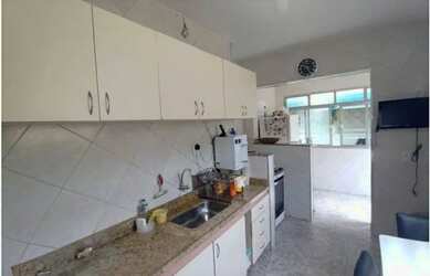 Imagem: A casa possui 3 Dormitórios, 2 Banheiros, 2 Vagas na garagem